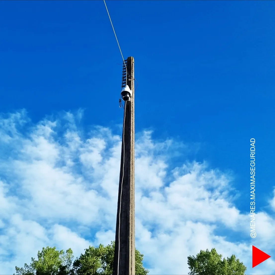 Cámara domo instalada en poste alto