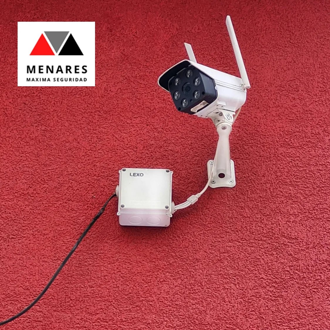 Cámara de seguridad instalada en muro exterior