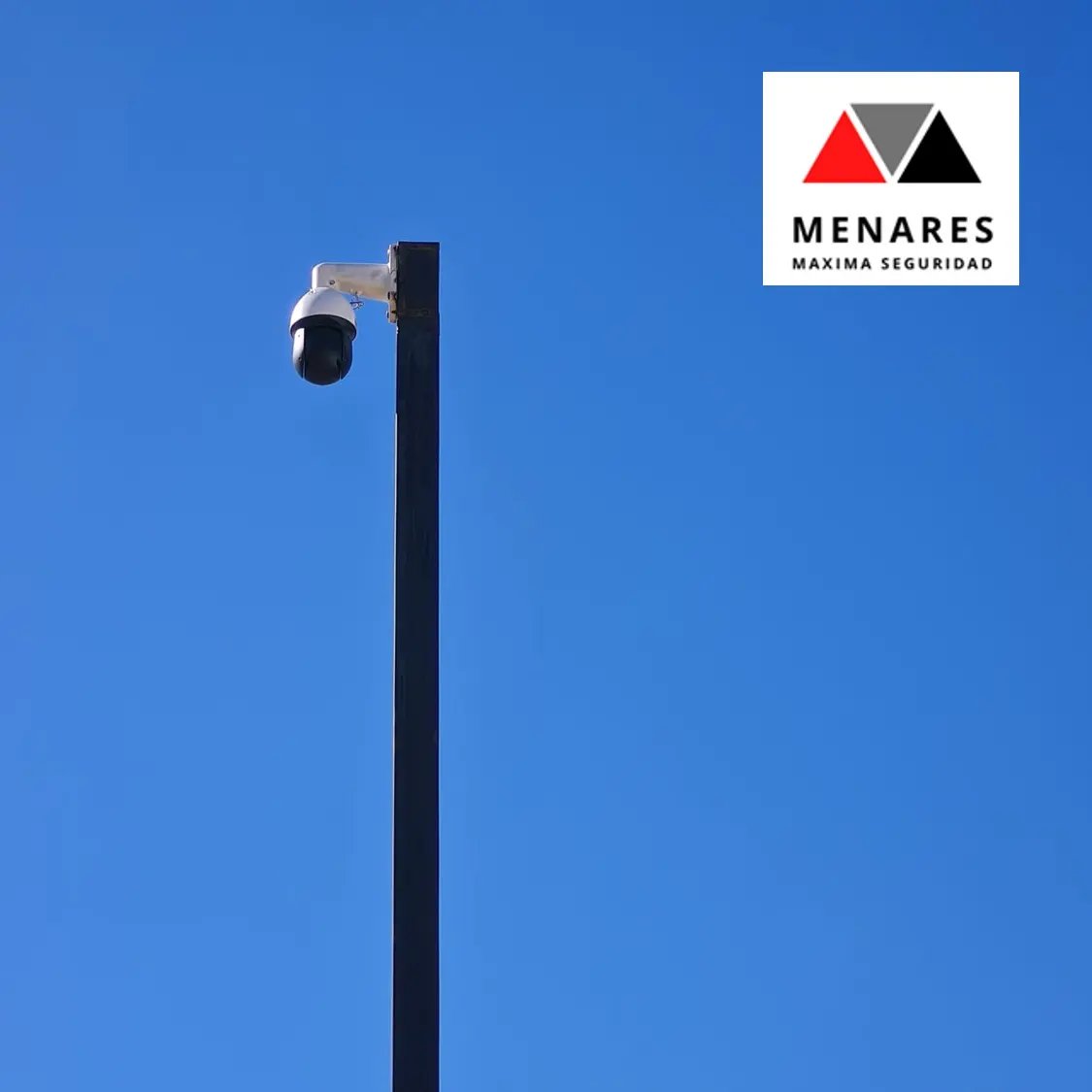 Cámara PTZ instalada en poste